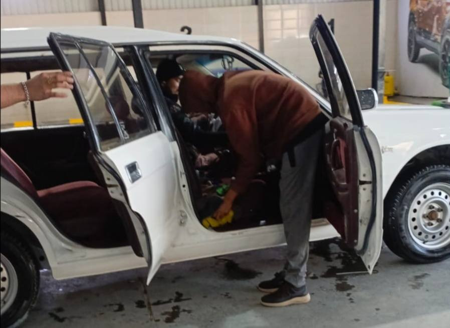 السلام عليكم للبيع سيدان موديل ١٩٩١ مكفولة كفالة عامة من الضربة الكص النقل مصبوغة عامة جمالية كير ومحرك جدد ٢٥٠٠ ديلكو اكسل جديد حدادية جديده كاردن جديد باتري جديد تخم تاير تخم ويل غرفة جديده كهربائيات كلهة جديدة وشغالة رقم نجف مشروع وطني انكليزي بسمي مداور بنفس الوقت مكاني النجف الاشراف السعر ٥٧ وبيهة مجال قليل للشراي ***********
