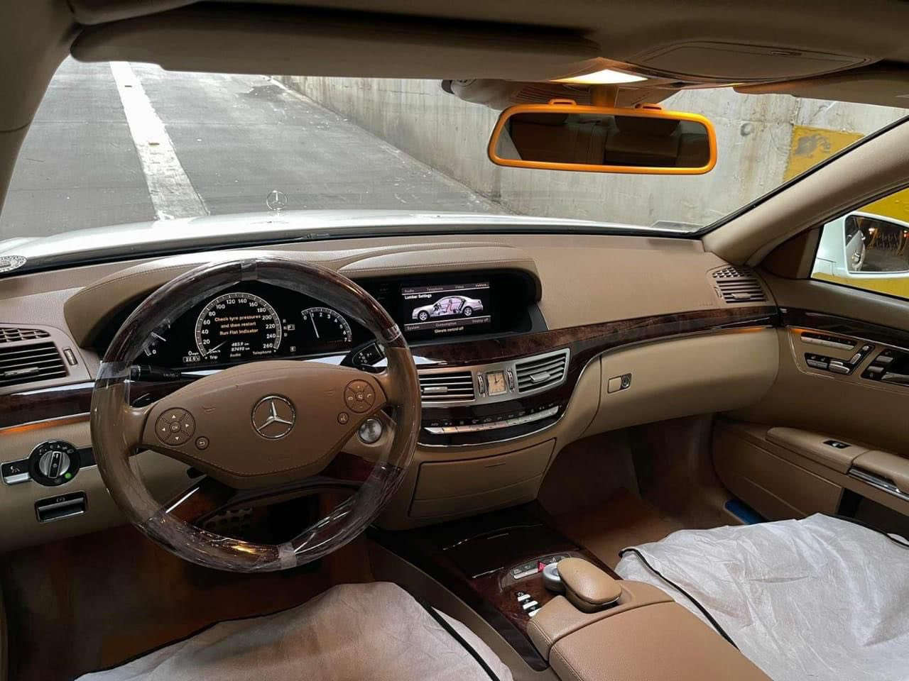 السلام عليكم
سياره مارسيدس بينز 
موصفات 
s350 
1-باب طويل 
 2-سقف بنوراما 
3- مري شفط 
4-خمس بردات 
5-بوب شفط 
6-صندوق كهرباء 
7-سستم سماعات 
8-لايت عدسات زنون 
‏9- جكات 
10-تحكمات ستين جهتين 
11- شاشه قلاب 
12- ثلاجه خلفيه 
13-مكينه 6سلندر 
14-حداديه كفاله عامه 
15- سياره مغلفه ppf 
16-سياره كفاله عامه 
العنوان : بغداد الجديده  
السعر : 25,000$ قفل 
لتواصل :***********
