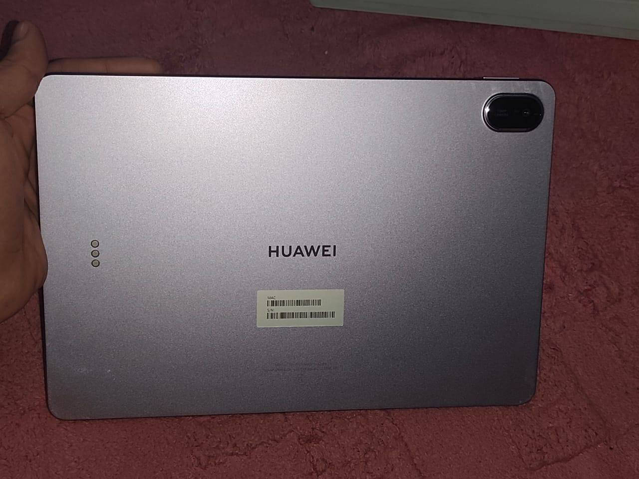 السلام عليكم للبيع باقوى سعر ما تحصل مثله 
ايباد Huawei MatePad 11.5.وحش الالعاب وقوي جداً للدراسه
 مواصفاته 
اشة: 11.5 إنش، دقة 2456×1600 (2.5K)، IPS LCD، معدل تحديث حتى 120Hz، ألوان 100% sRGB، نسخة PaperMatte مضادة للانعكاس تشبه الورق.
المعالج: Kirin (T82 أو 8020 حسب النسخة) مع GPU Maleoon 920.
الرام: 8GB
التخزين: 256GB
البطارية: 10100mAh مع شحن سريع 40W، تدوم حتى 12–14 ساعة استخدام فيديو تقريباً.
الكاميرات: خلفية 13MP، أمامية 8MP.
الصوت: 4 سماعات ستيريو قوية.
الاتصال: WiFi 6، Bluetooth 5.2، USB-C.
النظام: HarmonyOS 4.3 (بدون خدمات Google مباشرة).
التصميم: نحيف 6.1mm، وزن حوالي 515g، جسم ألمنيوم أنيق.
الميزات: دعم Huawei M-Pencil (الجيل الثالث)، دعم كيبورد يتحول إلى لابتوب، وضع رسم وقراءة احترافي خاصة نسخة PaperMatte.
السعر 369,000$ الف فقط ما تحصل هيج سعر 
رقمي للاستفسار ***********

