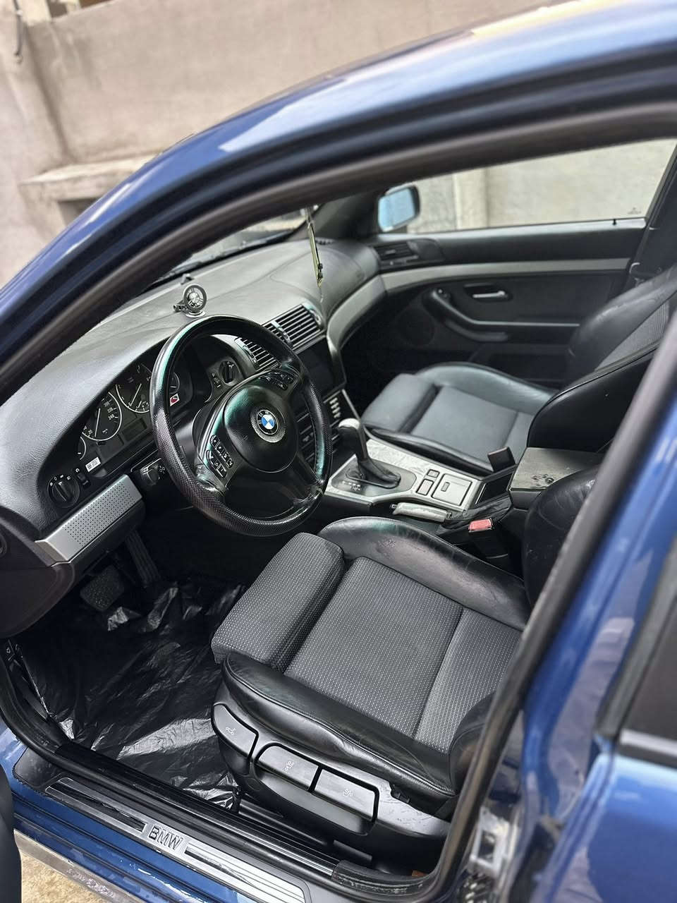 سياره BMW
موديل ٢٠٠٢ ماشيه ٢٣٠ الف حقيقي رقم كركوك قرار ٤٨ يعني بس وكاله بدون ضربه مضبوغ جماليه صور قبل صبغ موجود محرك ٥٢٥ بلاد محرك و كير و تبريد و تدفئه كلشي شرط بطاقه بانزين موجود 
مواصفات واضحه من صور فقط سلايت مابي مكان سيارة كركوك قضاء الدبس 
سعر ٨٢ مجال قليل 
تلفون ***********
          ***********
