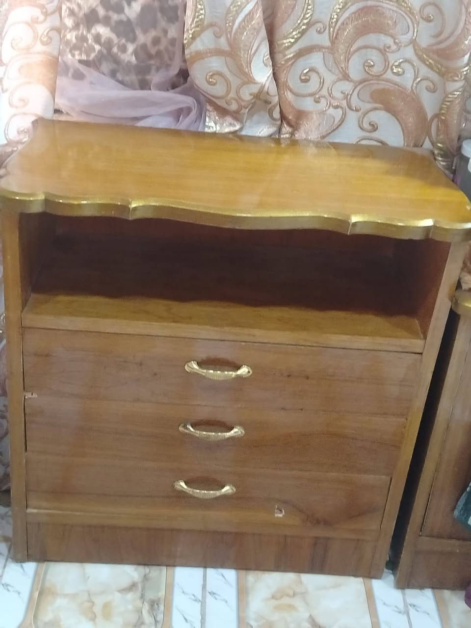 السلام عليكم غرفه أخشاب للبيع استخدام سنتين فقط سعر 850 وبيه مجال بصيط لشراي فقط يتصل عله رقم ***********
