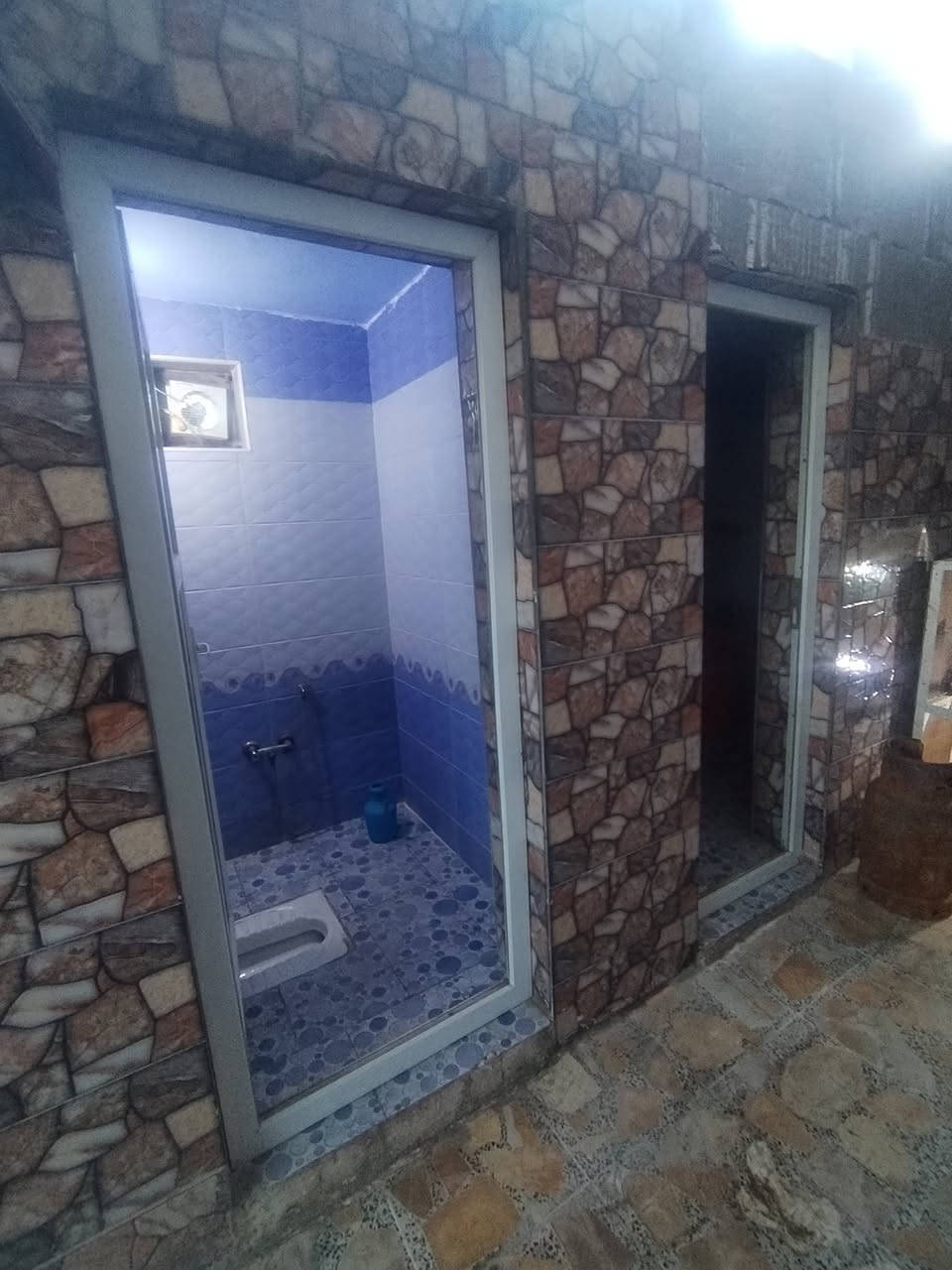 السلام عليكم دار للبيع مساحه 170 متر
 ركن طابقين متكون من غرفه وصاله ومطبخ
 واستقبال وصحيات وتخاريج الطابق الثاني
 غرفتين وصاله ومطبخ وصحيات وتخاريج
حي الميلاد شارع ١٥ مال مكتب النوماس
 للاستفسار الاتصال على الرقم ***********
سجاد الغرابي مكتب انوار السجاد
