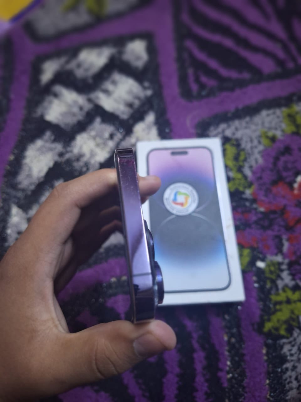 السلام عليكم جهاز أيفون ١٤ برو ماكس للبيع نضيف فقط الضهر مكسور الباقي مكفول ضمان ماستر بطارية ٨٦ ذاكرة ٢٥٦ كامل ملحقات السعر ٧٢٥ وبي مجال بسيط العنوان بغداد الرشاد الرقم ***********
