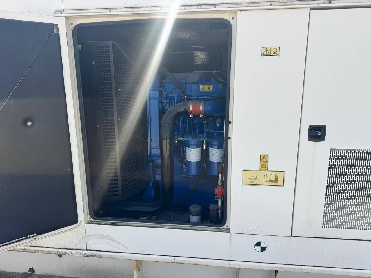 بيركنز حجم 2500 FG
550 kva 
وارد بيرطاني 
ساعات العمل 250 ساعة 
المولد شرط الفحص والحمل 
يوجد كافة انواع واحجام المولدات 
يوجد توصيل كافة المحافظات 
للستفسار التواصل ع الارقام 
***********
***********

