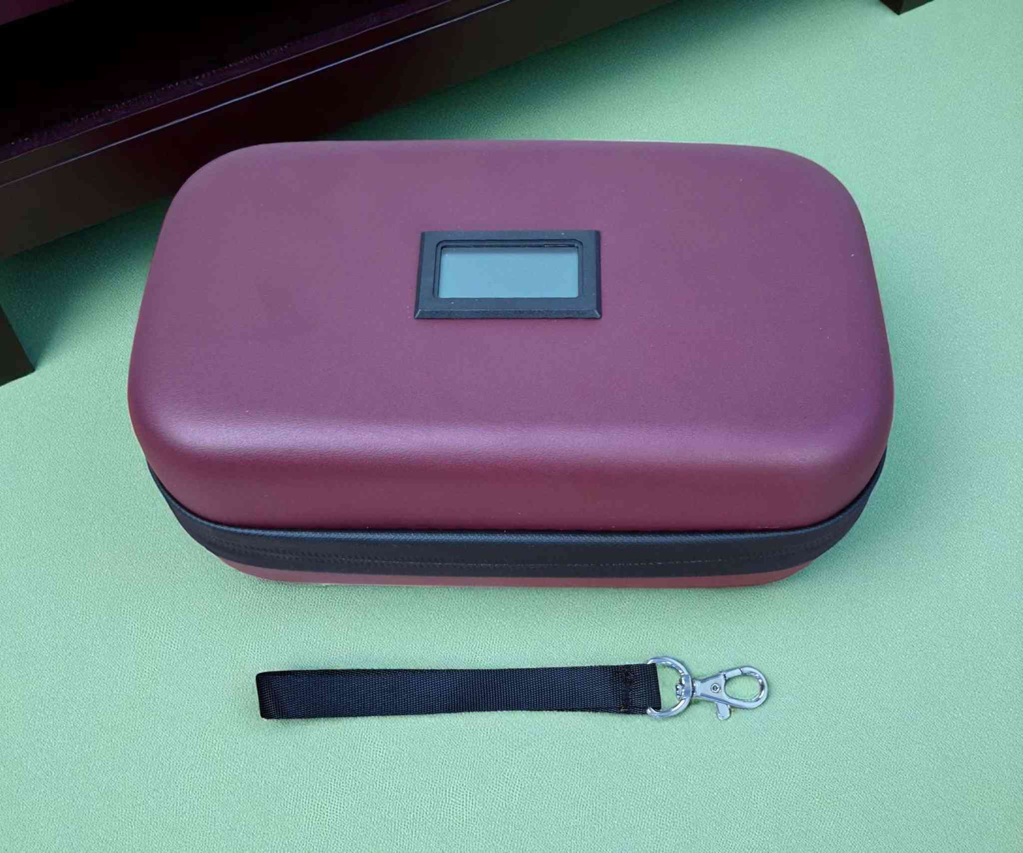 🧊💉 حافظة الإنسولين المبردة – خلي دواك بأمان وين ما تروح!
إذا عندك دوا يحتاج يظل بارد، مثل الإنسولين أو الحقن الحساسة،

وما تقدر تبقى طول اليوم يم الثلاجة…

هاي الحافظة هي الحل المثالي إلك! 🔐🌡️

✔️ تحافظ على البرودة لحد 24 ساعة – بفضل عبوات الجل القوية

✔️ شاشة رقمية توريك درجة الحرارة لحظة بلحظة

✔️ بطانة حرارية عازلة تخلي دواك بأمان حتى بالصيف

✔️ جيوب داخلية ذكية – تخزن الإبر، بطاقتك، وكل شي تحتاجه

✔️ تصميم أنيق وخفيف – ويجي وياه حزام تعليق ومشبك للتثبيت

📏 الأبعاد: 22 × 13 × 10 سم

🎒 مثالي للسفر، الشغل، الجامعة، أو حتى رحلات قصيرة
السعر18الف دينار عراقي 
توصيل بغداد.3الاف 
محافظات 5الاف


**إذا كنت صاحب هذا الإعلان وتريد حذفه لأي سبب، رجاءا أرسل رسالة إلى الدعم الفني**