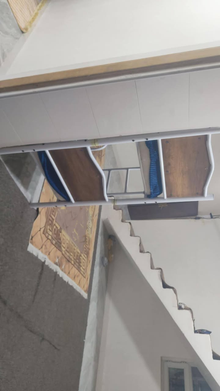 السلام عليكم 
بيت 100 متر طابو زراعي واجهه 7*15 موقع ممتاز  مقابل المدخل الوسطي لقريه الغدير يبعد عن الشارع الرئيسي شارع المطار  150 متر 
بناء درجه اولى مال جناي يتكون من استقبال ومطبخ مفتوح على الصاله وصاله كبيره وغرفه كبيره ومكشوفه كبيره وصحيات داخل وخارج لبخ 3 مراحل سيراميم مطبخ وصحيات ممتاز ارضيه بورسلين نوع ممتاز بناء طابوق جمهوري ينقصه بيتونه وتطبيك السطح 
*********** السعر 65
