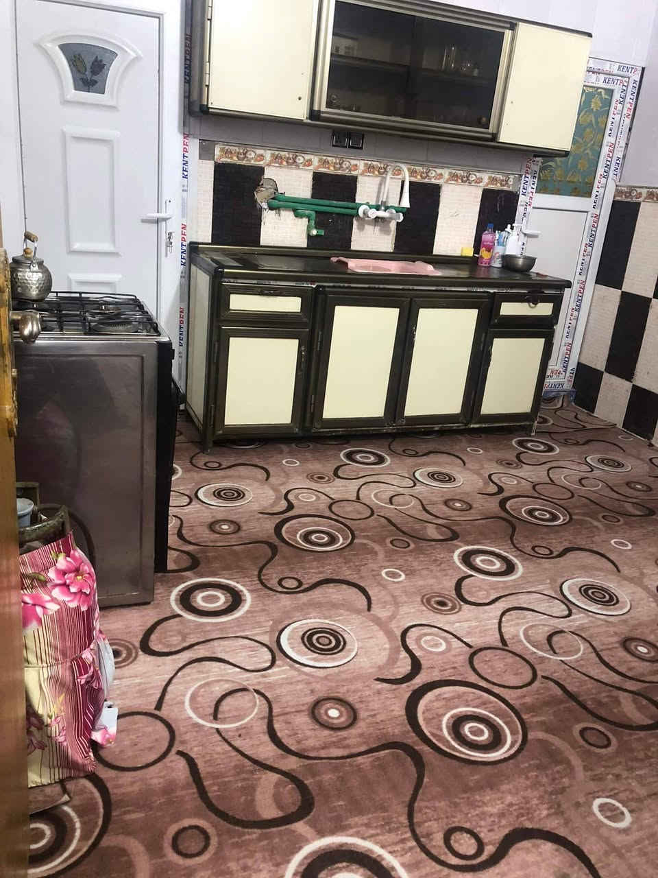 بيت الايجار مساحه 60متر
طابقين يحتوي عله ستقبال وصاله مطبخ صحيات خارج وداخل منور 
الطابق الثاني غرفتين وصاله 
المكان الحر قرب مستشفى التركي
خلف الشقق بستنه 
اجاره 250
***********
