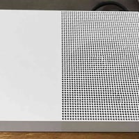 ، جهاز Xbox One S باللون الأبيض، سعة التخزين 1 تيرا بايت.  حالة الجهاز...