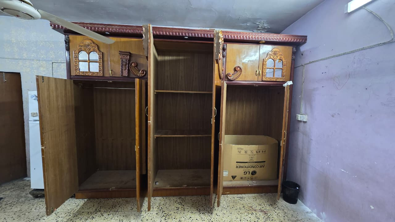 السلام عليكم ورحمة الله وبركاته

كنتور 6 أبواب صاج داخل وخارج نظيف مثل متشوفون بالصور كبير على غرفتي ومكعد عدل  والبيبان ينرادلها واحد مضبوط يشدهن حتى يكعدن عدل مفروكات شويه يعني الي يكعده لازم يجي يفتحه حتى يرقم البيبان ويكعده عدل ابيعه مثل مموجود يجي يفتحه ويشيله اني رجال معوق ما اكدر افتح وأشد 

السعر 150 قفل بدون عملة

المكان الكاظمية الطي نزال البو عبود قريب عن الشارع

رقم الهاتف:  ***********
