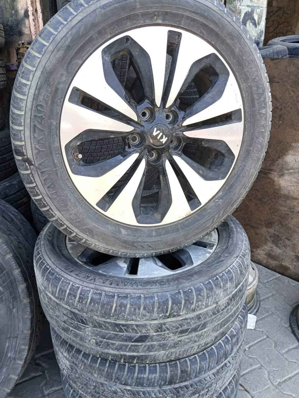 السلام عليكم تخمين واحد 16مع تخم تايرات ،275
ثاني 18بدون تايرات قفل 250 حله حي الصناعي 
***********
