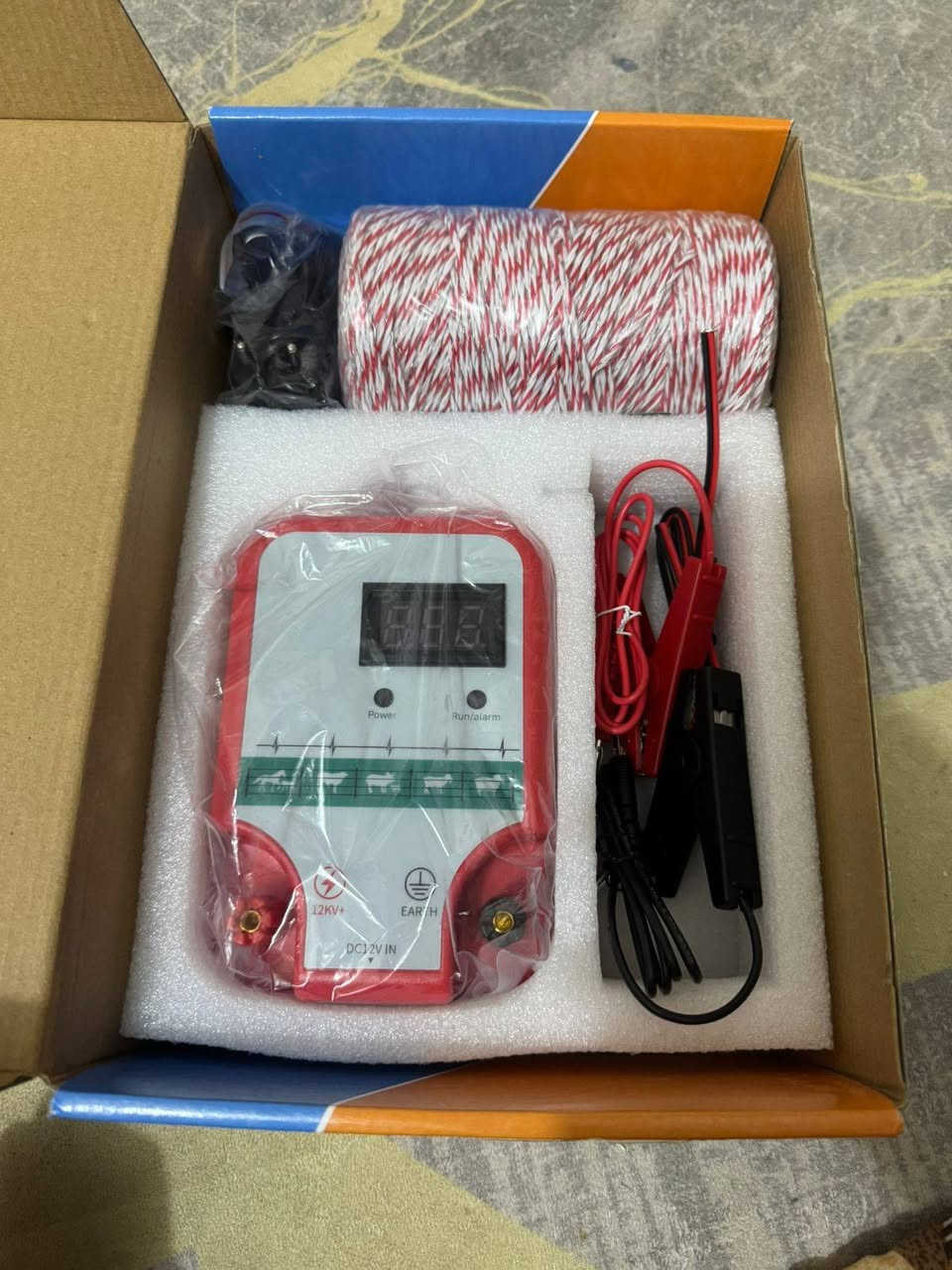 بسياج كهربائي (Electric fence energizer) يستخدم لحماية المزارع أو المنازل من خلال توجيه نبضات كهربائية عبر الأسلاك. 
إليك أبرز مواصفاته ومميزاته:
الوظيفة: يعمل كحاجز نفسي وفعلي لمنع دخول الحيوانات أو المتسللين. 
المكونات: يتضمن الجهاز وحدة طاقة رئيسية، أسلاكًا موصلة (غالباً ما تكون معزولة)، ومقاطع تمساح للتوصيل. 
التشغيل: يحتاج إلى مصدر طاقة (مثل بطارية 12 فولت) ليقوم بتوليد نبضات عالية الجهد ومنخفضة التيار لتكون آمنة ولكن مؤلمة بما يكفي للردع. 
الاستخدام: شائع في التطبيقات الزراعية، الرعي، وتأمين المحيطات الأمنية. 
⚠️ تحذير: يجب التعامل مع هذه الأجهزة بحذر وتركيبها وفقاً لمعايير السلامة المحلية لتجنب المخاطر الكهربائية.


**إذا كنت صاحب هذا الإعلان وتريد حذفه لأي سبب، رجاءا أرسل رسالة إلى الدعم الفني**