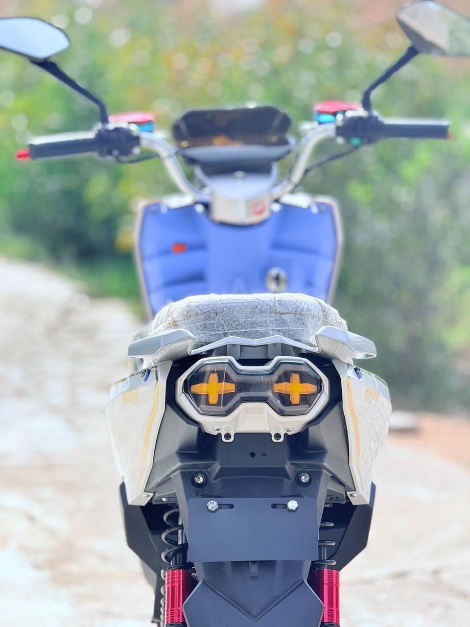 دراجة سكنس رياضي جبلي شحن
الدراجة مكفولة من كلشي وصارلها شهر من طلعتها من الوكيل 
الدراجة 5 باتري وينلي الاصلي ضمان سنة من الوكيل 
ملف 2000 نحاس مقاوم للماء 
لايت لد نهاري 
لايت زنون عالي ناصي 
الدراجة مزودة كفرات وعنابير وفجوج كلها من شركة Greek
دبل عمبار 
بريك خلفي امامي فج مو بنز 
الدراجة تمشيك بتفويلة الشحن مالتها 55km حقيقي
سرعتها بالشاشة 99
الحقيقي 60 
الدراجة مابيها اي نقص كاملة مكملة 
عنوان بابل جبلة
سعره خاص  للشراي فقط 
رقم التلفون ***********
