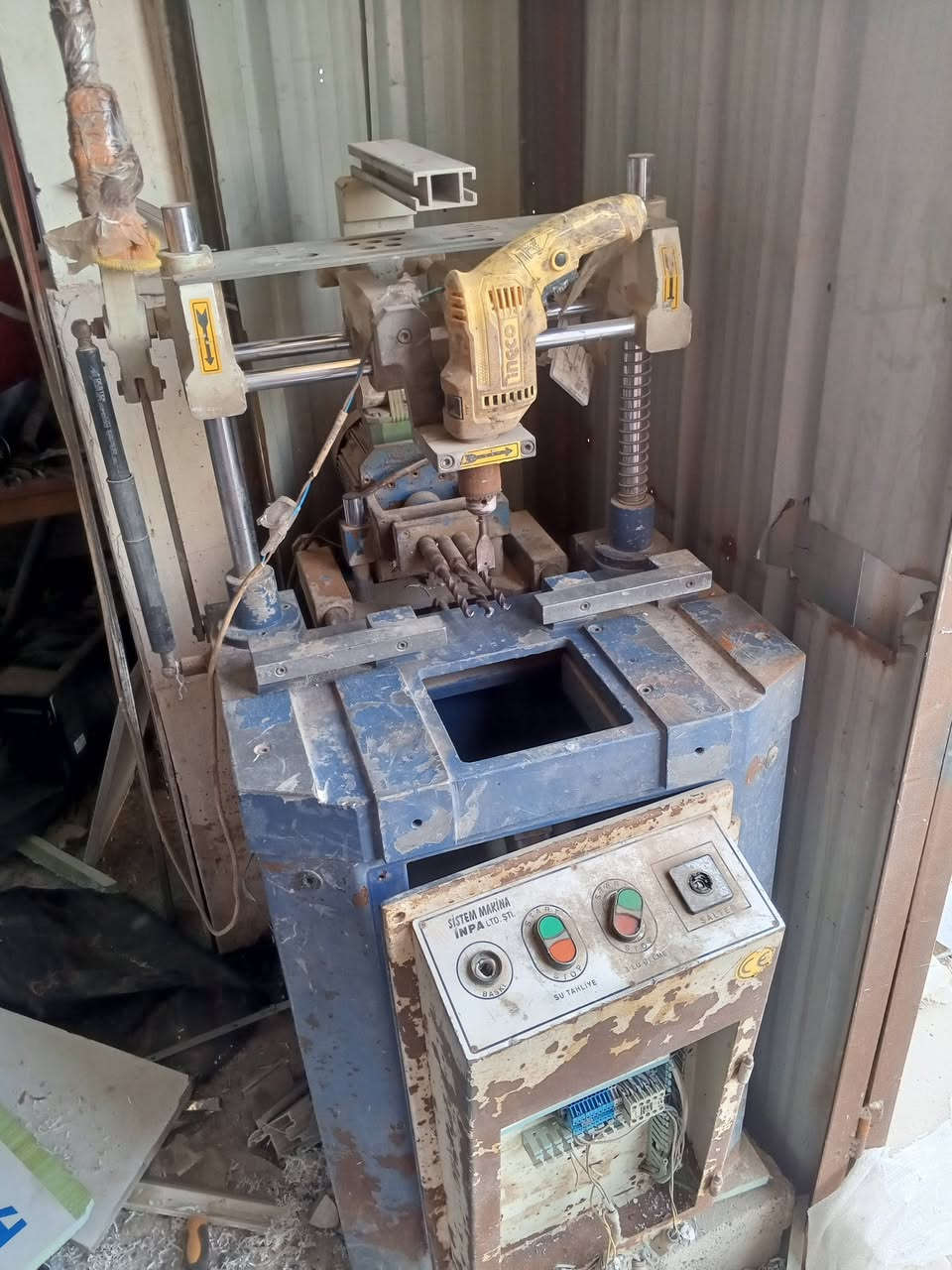 السلام عليكم ورحمه الله معمل بيفسي كامل للبيع غراض اصليه سنگل مكاني بغداد الشعله السعر 4000000مليون وبي مجال للاستفسار الاتصال على الرقم التالي ***********
