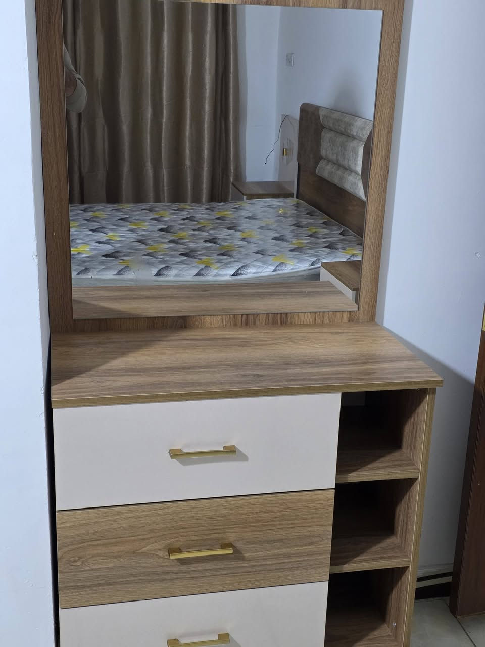 غرفه اخشاب فصال تركي جديده غير مستخدمه السعر ٦٠٠ الف وبيه مجال بسيط ***********
