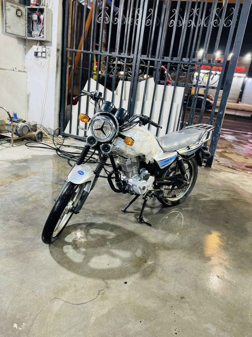 للبيع دايون عضم موديل 20طالعه بل 21 أوراق اصولي دراجه برغي مفتوح بيهه محرك اخرس مينسمع عوزها ترتيبات بسيطه متكلف 25 الف لان متروكه دراجه مكان كربلاء حي الحر لاستفسار خاص أو لاتصال ***********
