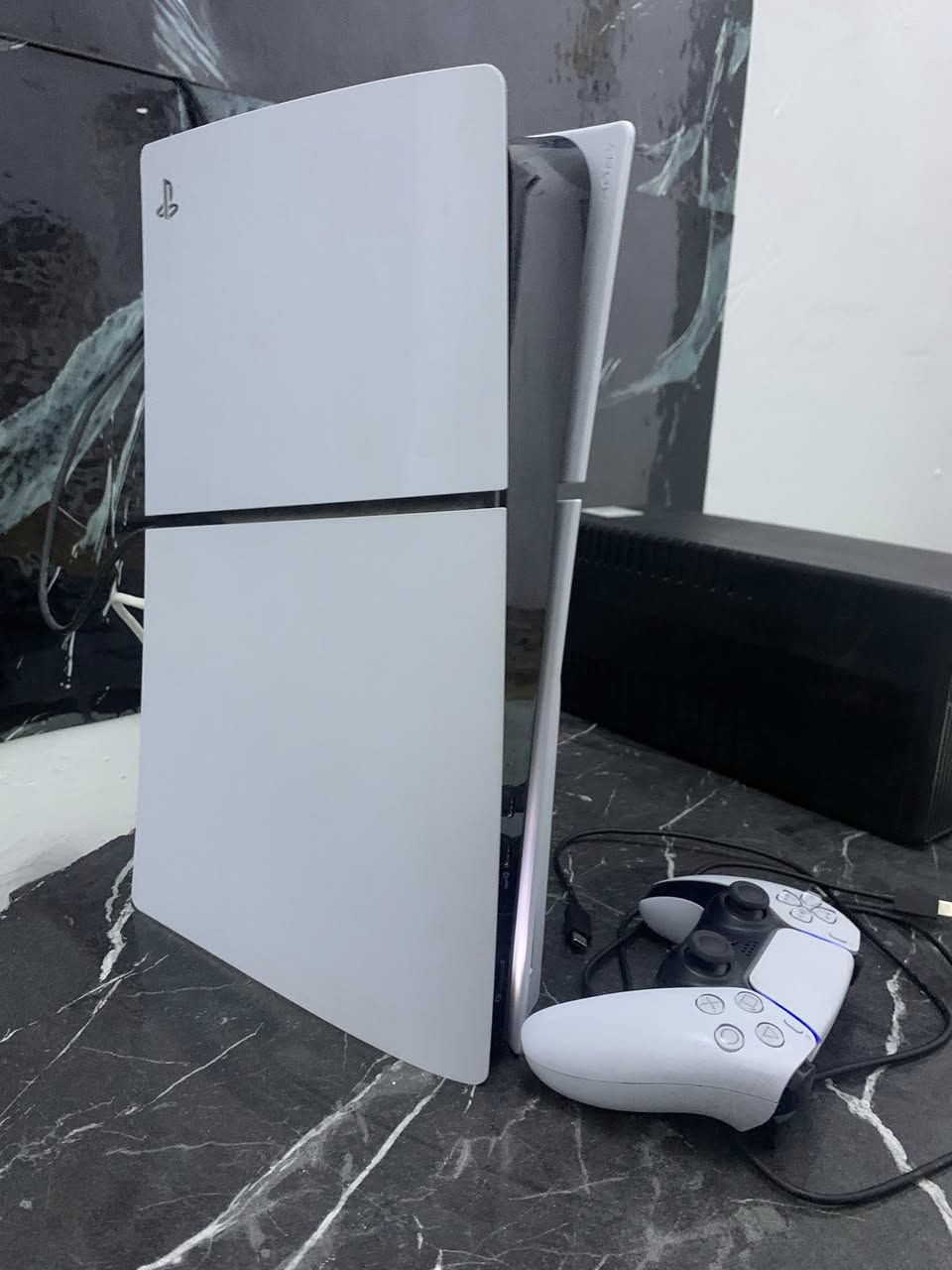 السلام عليكم 
بلي ستيشن 5 سلم اوربي واحد تيره 1000 غيغا مستخدم شهرين فقط مع كامل الملحقات 
جوستك اصلي 
واير HDM
شاحنه 
معUBS 
الجهاز جديد مامفتوح ولا داخل تصليح تعال افحص وشوف  
سعره 700 الف وبي مجال بسيط عنواني بابل حي المعلمين قرب مول اهل الخير
الرقم ***********
