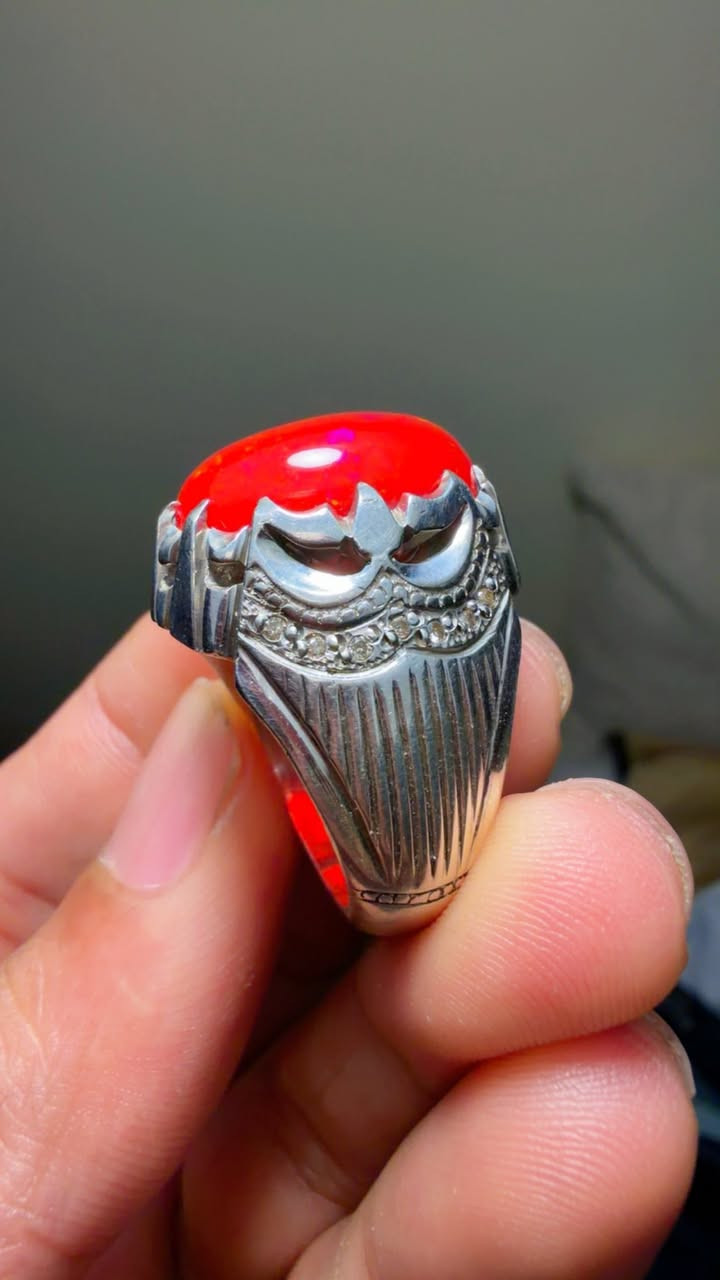 نوادر الاوبال خاتم اوبال  اثيوبي طبيعي  لون احمر ناري وزن الحجر 17 قيراط مع شهادة منشأ دولية صياغة محمدي مرصع الماس  بالحقيقة احلى على الطبيعة تبين 
***********
