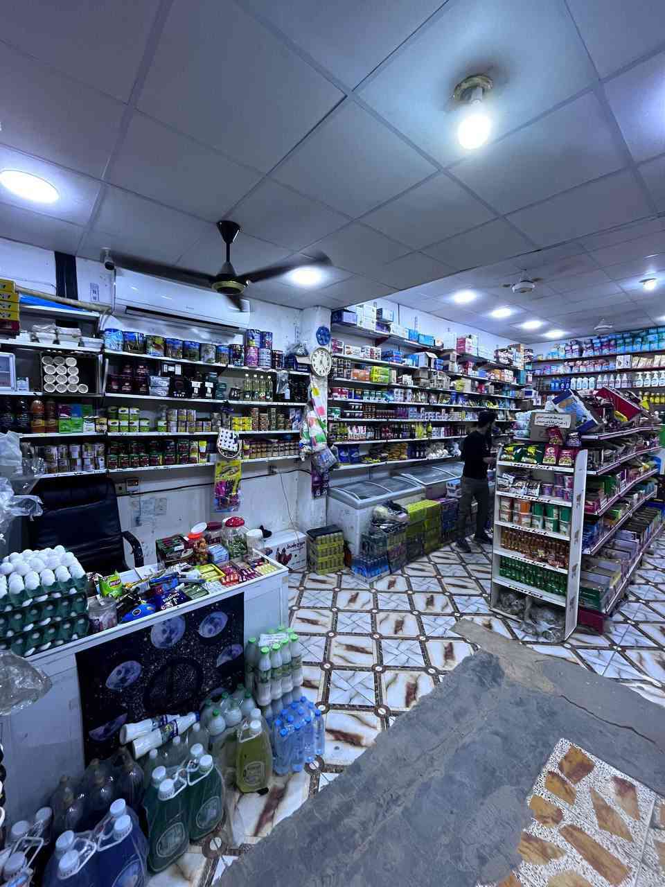 🔴 إعلان بيع محل تجاري 🔴

للبيع محل تجاري جاهز للعمل، موقع ممتاز وقريب من مدارس (ابتدائية – متوسطة – إعدادية)، والشغل فيه خير من الله.

تفاصيل المحل:
 • مساحة المحل: 45 متر مربع
 • منظومة كاميرات مراقبة كاملة
 • سبلت تبريد 2.5 طن مع خط ذهبي
 • عدد العارضات: 10
 • عدد المجمدات: 5 (تعمل على مولدة)
 • كهرباء: خط وطني + مولدة
 • سقف جبس
 • إجازة صحية رسمية
 • بضاعة كاملة داخل المحل
 • دخل يومي تقريبي: 450 – 500 ألف دينار
 • يوجد دخل رصيد أيضًا

📍 موقع کربلاء المحل استراتيجي وقريب من المدارس
💬 البيع لظرف خاص، والله شاهد على ذلك

💰 السعر: 22 مليون دينار عراقي (قابل للتفاوض)
📞 رقم الهاتف: ***********
