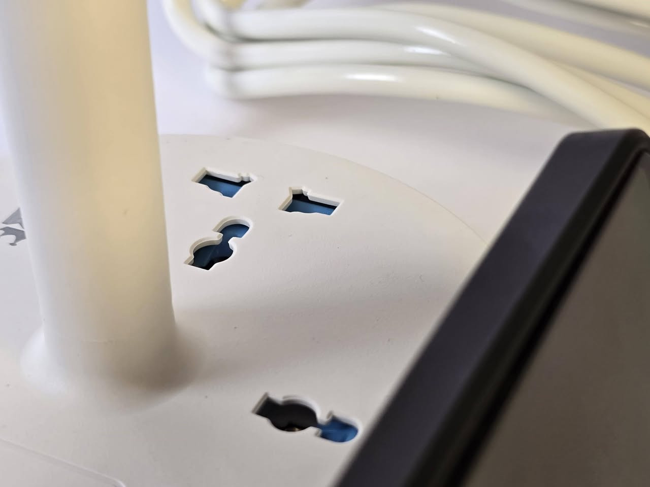 مصباح مكتبي و سيار كهربائي و منافذ شحن.

المميزات: يحتوي على 3 مقابس طاقة، مخرجين USB، ومخرج PD (شحن سريع).
الإضاءة: مصباح LED بألوان متعددة مع ميزة مستشعر ذكي.
الطاقة: قدرة مقدرة تصل إلى 2500 واط مع طول كابل 3 أمتار.
التصميم: تصميم مدمج يوفر مساحة للتخزين وشحن الهواتف. سعر 18الف@


**إذا كنت صاحب هذا الإعلان وتريد حذفه لأي سبب، رجاءا أرسل رسالة إلى الدعم الفني**