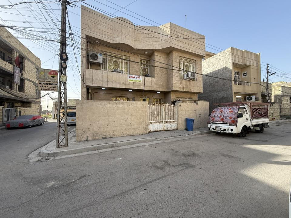 🏠 بيت "ركن" للبيع في الأمين الثانية - زراعي القلعة
بيت طابقين بناء نظيف (سنة 2016) جاهز للسكن.
✨ أبرز مواصفات البيت:
• الموقع: بغداد، حي الأمين الثانية (زراعي القلعة)، موقع "ركن" مميز يوفر إضاءة وتهوية ممتازة.
• المساحة: 100 متر مربع (الواجهة 10م × النزال 10م).
• نوع السند: زراعي سند 25.
• تفاصيل البناء:
• طابقين يحتويان على 4 غرف نوم واسعة.
• استقبال مريحة + صالة.
• مطبخ حار وبارد بتصميم عملي.
• مجموع حمامات عدد 2 وتواليت عدد 2.
• يحتوي على مناور عدد 2 + طارمة/حوش، وبالكونة (شرفة).
• الخدمات: واجهة شمالية، تتوفر خدمة إنترنت، والبيت يقع في منطقة مخدمة بالكامل.
💰 السعر وتفاصيل التواصل:
• السعر: 130 مليون دينار عراقي (وبيه مجال).
• للاستفسار أكثر، يرجى الاتصال بصاحب الملك مباشرة:
• 📞 ***********
• 📞 ***********
