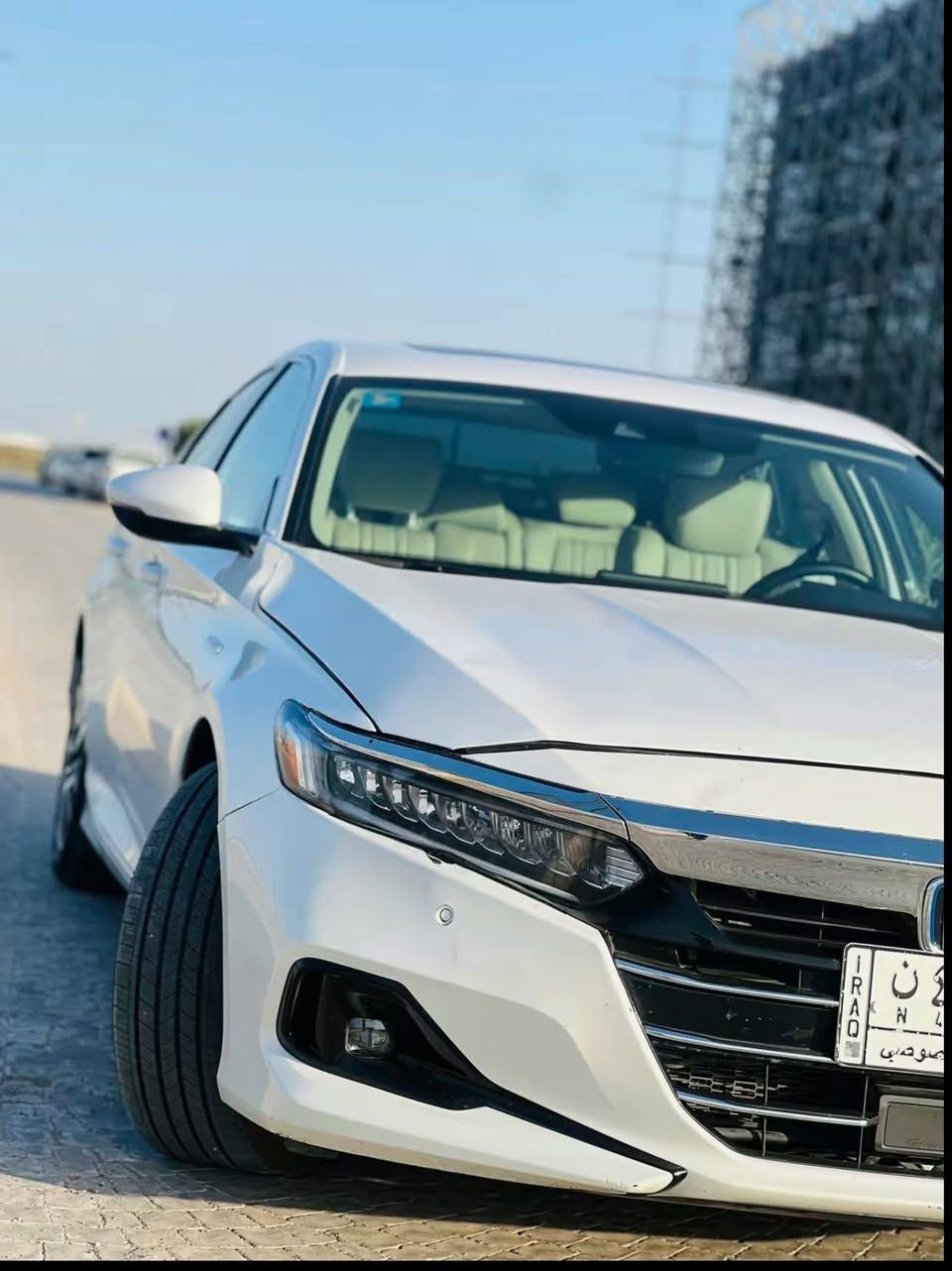 السلام عليكم
هوندا اكورد موديل 22
رقم بغداد بأسمي 

-​نظام هجين: محرك 4 أسطوانات سعة 2.0 لتر مع محركين كهربائيين.

-​القوة: 204 حصان وعزم دوران 335 نيوتن متر.

-​ناقل الحركة: E-CVT (إلكتروني مستمر التغير).

-​وضعيات قيادة: (رياضي، اقتصادي، عادي، مخصص).

-فتحة سقف

-المقاعد: الجلد الطبيعي

-​التدفئة: مقاعد أمامية تدعم خاصية التسخين.

-​مقعد السائق: تعديل كهربائي بـ 10 وضعيات مع نظام ذاكرة لحفظ الوضعيات.

-​النظام الترفيهي: شاشة تعمل باللمس قياس 12.3 إنش.

-​الاتصال: دعم لاسلكي لنظامي Apple CarPlay و Android Auto.

-​لوحة العدادات: شاشة رقمية بالكامل قياس 10.2 إنش.

-​تثبيت السرعة: رادار تكيفي (ACC) يحافظ على المسافة مع السيارات الأمامية.

-​البقاء في المسار: نظام التحذير من الخروج عن المسار والمساعدة في البقاء داخله.

-​التنبيه: نظام مراقبة النقاط العمياء ومستشعرات لحركة المرور الخلفية.

-​الطوارئ: نظام فرملة تلقائية عند استشعار خطر التصادم.
الحادث جاملغ خلفي وصبغ باب خلف سائق وربع البنيد فقط 
الاتصال ع الرقم ***********
***********
المكان بغداد ابي غريب

