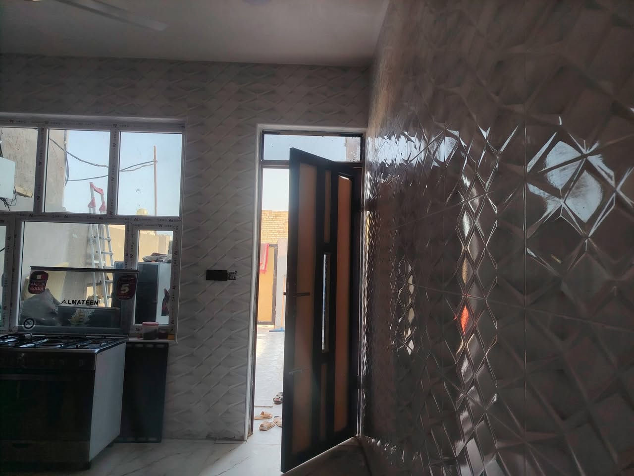 السلام عليكم
بيت ٢٠٠متر بناء حديث صار شهر من كامل
حي الحكيم على الكورنيش
سند٢٥ مرقم من البلديه
رفته طابوق

غرفتين هوال مطبخ حار وبارد استقبال حديقه وكراج سياره
صحيات خارجيه وداخليه
للستفسار الاتصال  ***********
او وتساب ***********
سعر ٧٥
