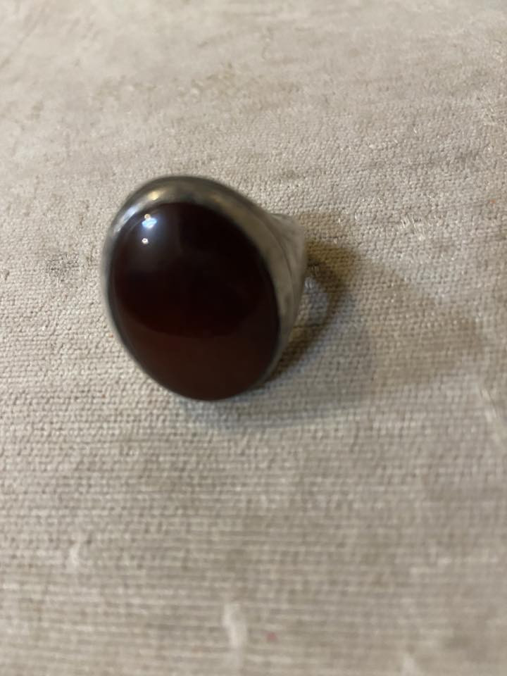 خاتم رجالي كلاسيكي مصمم من الفضة الإسترليني عيار 925، ومطعم بحجر عقيق يماني طبيعي كبير باللون الأحمر الداكن (الكبدي). 
نوع الحجر: عقيق يماني طبيعي (كبدي أو كرزي).
المعدن: فضة عيار 925.
التصميم: كلاسيكي بيضاوي مناسب للمناسبات الرسمية واليومية.
الوزن: عادة ما يكون وزنه ثقيلاً نسبياً، ويبلغ حوالي 24 إلى 30 جراماً.


**إذا كنت صاحب هذا الإعلان وتريد حذفه لأي سبب، رجاءا أرسل رسالة إلى الدعم الفني**