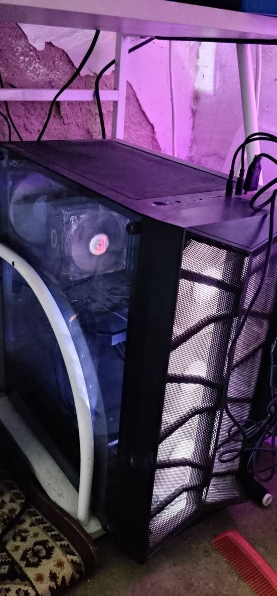 السلام عليكم حاسبه pc. للبيع مواصفات موجوده بلصور كيس وشاشه سامسونك مقوس 144 هيرتز وماوس وكيبور وسماعات گيمنگ حاسبه نضيفه وحلوه وقويه وسعر مناسب تواصل *********** متواجد فيس واتس مكان كربلاء
