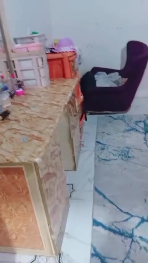 السلام عليكم بيت للبيع بلديه مسجل بلبلديه مساحه 220 متر متكون من درج داخلي وخارجي وحمام داخلي وخارجي و3غرف نوم وصاله ومطبخ ومنور عدد 2 واحد وره الغرفه وواحد وره الحمام مامصور ودوانيه هم مامصورينهه تحتاج صبغ وديكورات الحمامات وغرفتين سيراميك وسقف ثانوي والهول فقط سقف ثانوي كراج جبير قريب ع شارع كل لخدمات متوفره يمه سعر 60 مكان عويسيان شارع القصر اي استفسار اخر ع هذه الرقم ***********
