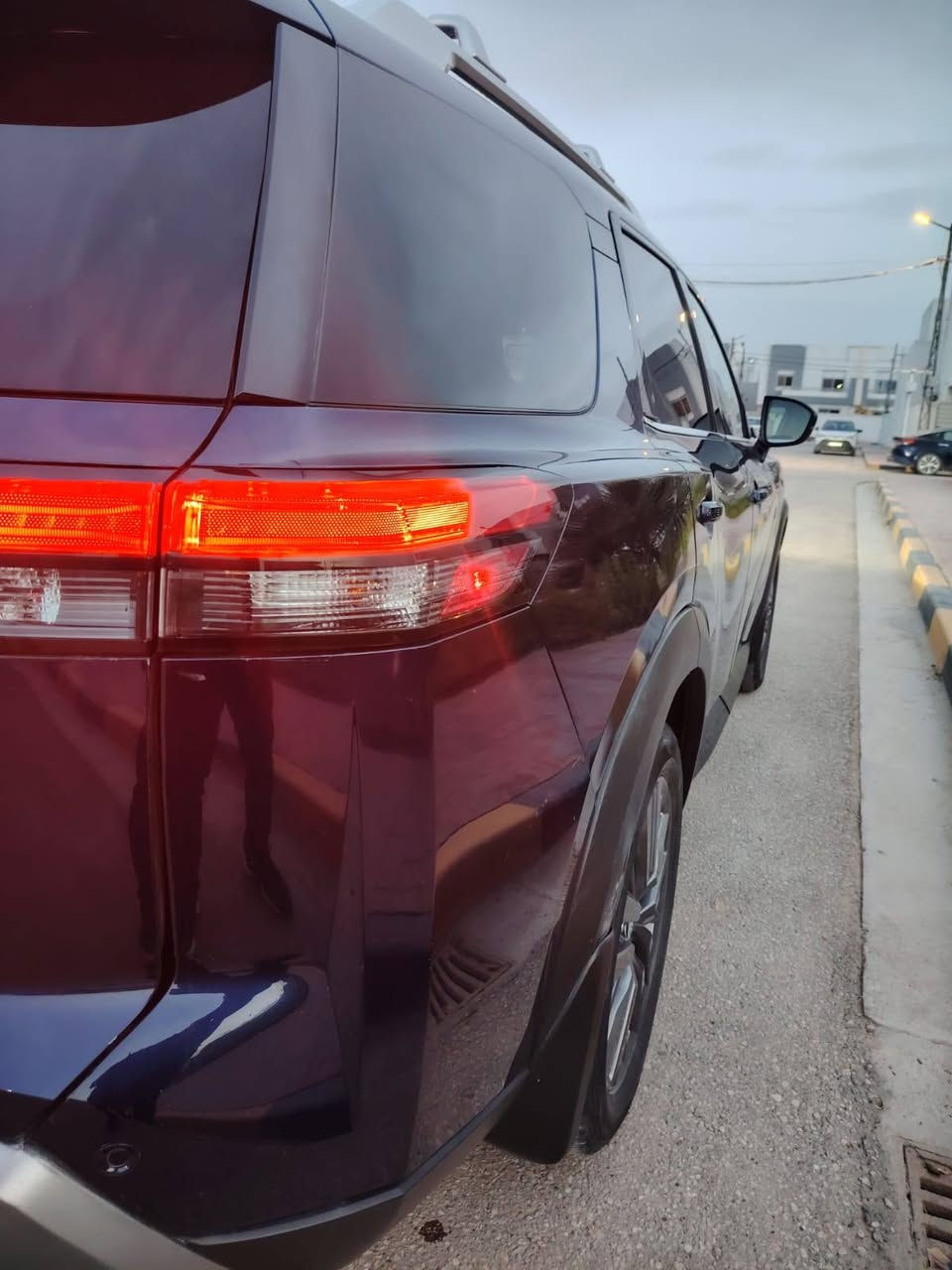 🚗 NISSAN PATHFINDER SL PLUS VIP 4WD - 2023

🔹 المواصفات الأساسية:

- المحرك: 6 سلندر 3.5L
- القوة: 284 حصان
- العزم: 351 نيوتن متر
- الجير: أوتوماتيك 9 سرعات نوع ZF
- المسافة المقطوعة : 17 ألف مايل
- عدد المقاعد: 7 ركاب

📌 الحالة:

- ضربة خفيفة (قبق الجنطة + مقدمة البنيد )
- تم تبديل القطع وكالة 
- السيارة نظيفة جداً (قطرة صبغ ما بيها)

🔥 المواصفات (SL Plus VIP فل كامل):

🎵 الأنظمة الترفيهية:

- نظام صوت BOSE (13 سماعة)
- شاشة لمس 9 إنج
- Apple CarPlay + Android Auto
- شاحن لاسلكي
- منافذ USB + AUX

🛋️ الراحة والداخلية:

- مقاعد جلد VIP
- تحكم كهربائي للمقاعد
- مقاعد تدفئة
- ستيرن تدفئة
- تبريد/تكييف ثلاثي (3 Zone)
- بصمة تشغيل + بصمة 4 أبواب
- تشغيل عن بعد

🛡️ أنظمة الأمان:

- رادار أمامي (تحذير + الحفاظ على المسار)
- رادارات جانبية (نقاط عمياء)
- رادار خلفي
- حساسات أمامية + خلفية
- كاميرات 360°
- مانع انزلاق + ABS
- نظام الثبات الإلكتروني

⚙️ أنظمة القيادة:

- Drive Modes (Eco / Normal / Sport / Snow / Off-road)
- كروز كنترول
- Auto Hold
- هاند بريك إلكتروني
- Auto Start / Stop

📦 الإضافات:

- فتحة سقف بانوراما
- باب خلفي كهربائي
- مرايا كهرباء + طي أوتوماتيك
- إنارة LED أمامية وخلفية

✨ سيارة استخدام خفيف، جاهزة وما تحتاج شي

السعر 250$

📞 للتواصل: ***********
مكان السيارة : بابل / الحله
