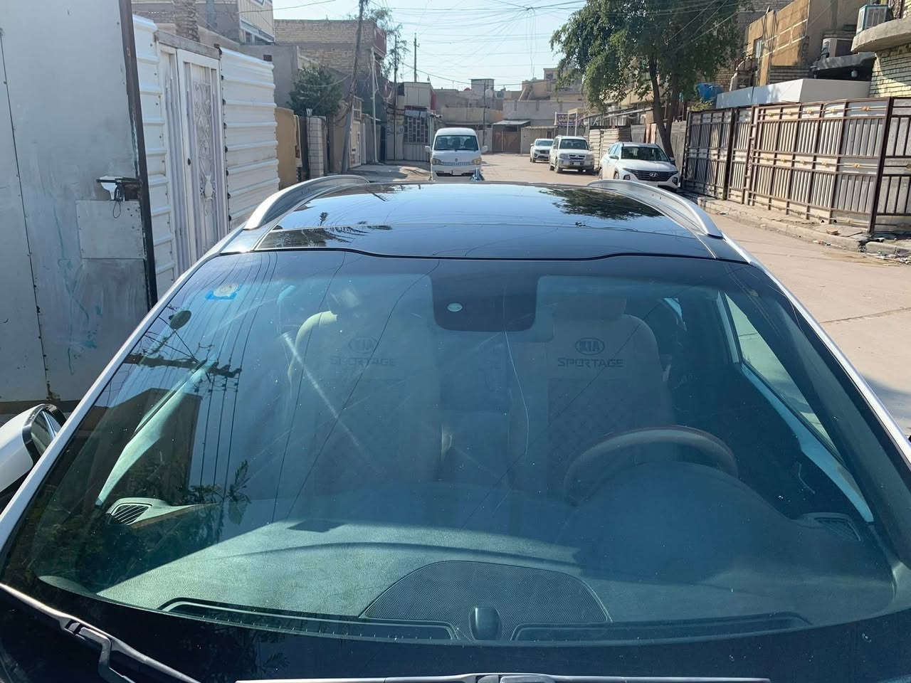 سبورتج موديل 2018 خليجي فول  اخت جي تلان ماشية 138 محرك 2000
(المواصفات) 
- بانورما 
-  بصمه
- نظام ترحيب عند الاقتراب 
- كشنات جلد
- كراسي كهرباء عدد 2
- ثلاث انظمه للقياده  (سبورت - أقتصادي -اعتيادي)
-  اتو هولد  
- جنطة كهرباء 
- حساسات اماميه وخلفيه 
- كامره دوراة 
- مري شفط 
-  تبريد قطعتين 
- سستم سماعات + سيدي شاشه JBL امريكي 
- عليه ادامه متواصله كشنات مغلفه جلد فوق الجلد البلادي للحفاظ على الجلد الاصلي   الكاعيه مغلفه جلد 
- ملاحظة السياره بيها صبغ فوق القبق البانزين مع الباب الخلفي من نفس الجهة  مع وجود طخات في الباب عكس السائق  ما مصلحه بعده 
- السعر 185 
راسلني على فيس اذا عجبك السعر
- اتصال ***********
