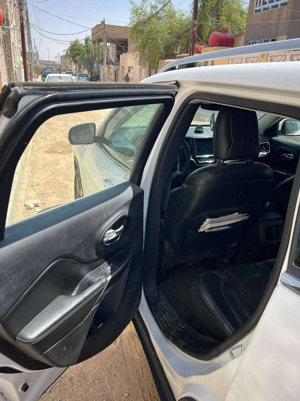 للبيع جيب شيروكي فول مواصفات محرك 6 سلندر
تبريد قطعتين
كير محرك جديد
سيار جديده 
رقم بغداد
السعر 155 وبيها مجال 
رقم الموبايل *********** النجف, العراق

