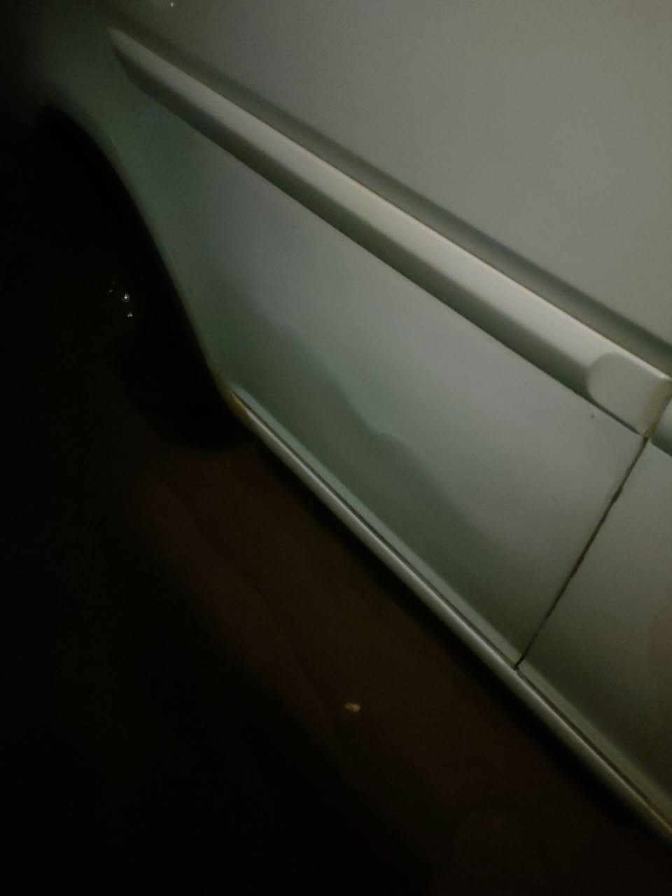 اكسنت مقدس خليجي 2011محرك وكير مابيهن شي تبديل جاملغ امامي جهت السايق وشخط بالباب الخلفي ورصعه بالباب الخلفي الثاني مثل مابين بالصور عارضها 90 وبيها مجال بسيط***********
