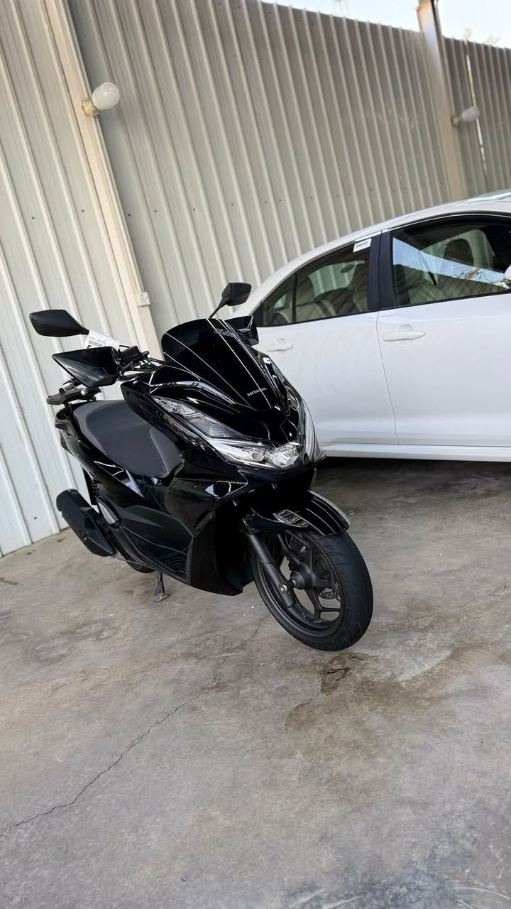 ملكي وفاخر (يركز على اللون والأناقة)

الفخامة حبرها غامق! 😉🔥

للبيع: Honda PCX الجيل الرابع، باللون الحبري الملكي المميز اللي يتغير مع الإضاءة ويعطيك هيبة وين ما تروح.

الدراجة بقمة النظافة، تصميم هجومي حديث، راحة تامة بالقيادة، واقتصادية وعملية لأبعد حد.

الجيل: الرابع (أحدث المواصفات والتقنيات).

وكالة اليابان شاصي KF

اللون: حبري (كحلي غامق) مميز جداً.

الشراي يتفضل الخاص أو يتصل على الرقم: [***********] 📞
طق بنزين واطلع، ما تحتاج برغي واحد! 💨
