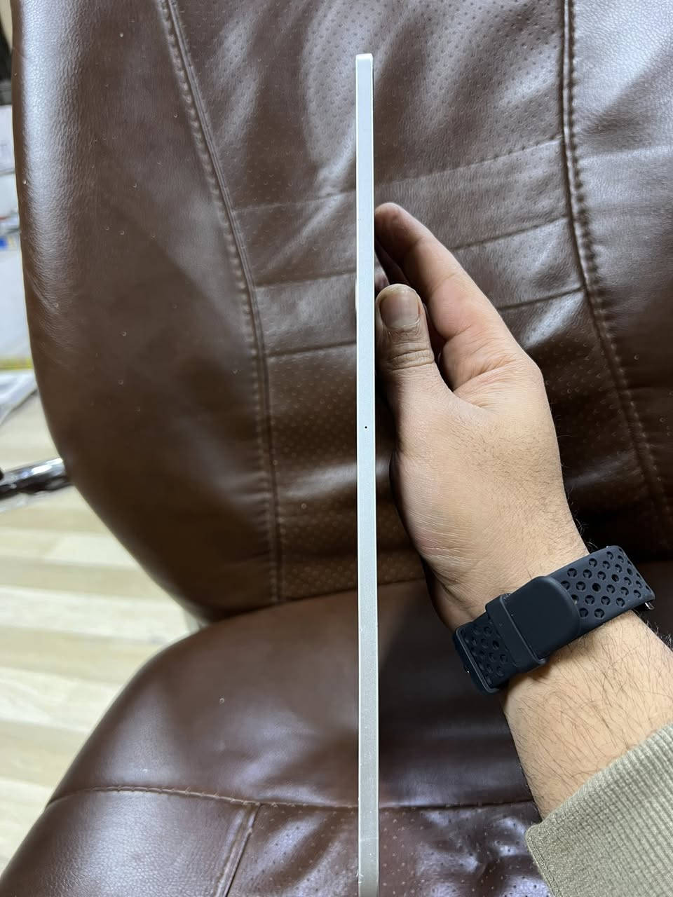 السلام عليكم
للبيع  
ايباد        اكبر حجم 12.9   موديل    2020

ذاكرة          256

بطارية     🔋          85

لون    سلفر    

عربي شرق اوسط    بدون ملحقات       الجهاز كلة شغال  
مبدل كلاس شاشة فقط شاشتة اصلية    وكلشي مبيها شغالة 
 
السعر  425  الف  

العنوان بغداد   حي الجامعة 

رقم    ***********
