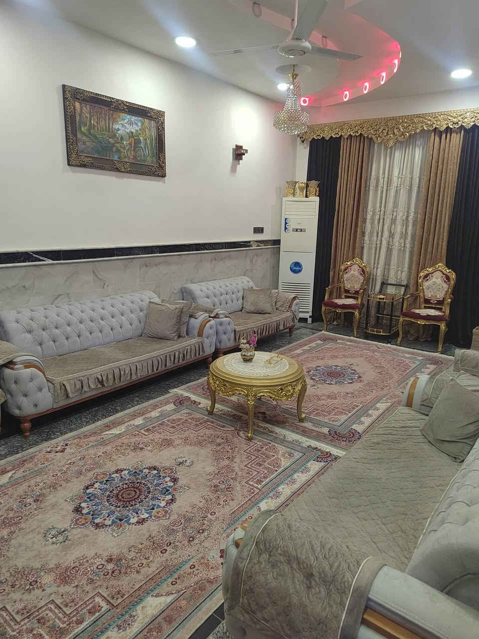 دار للبيع في حي الجمعيات قرب جامع الامام تاج الدين اول فرع المساحة 230م للاستفسار الاتصال على الرقم ***********
