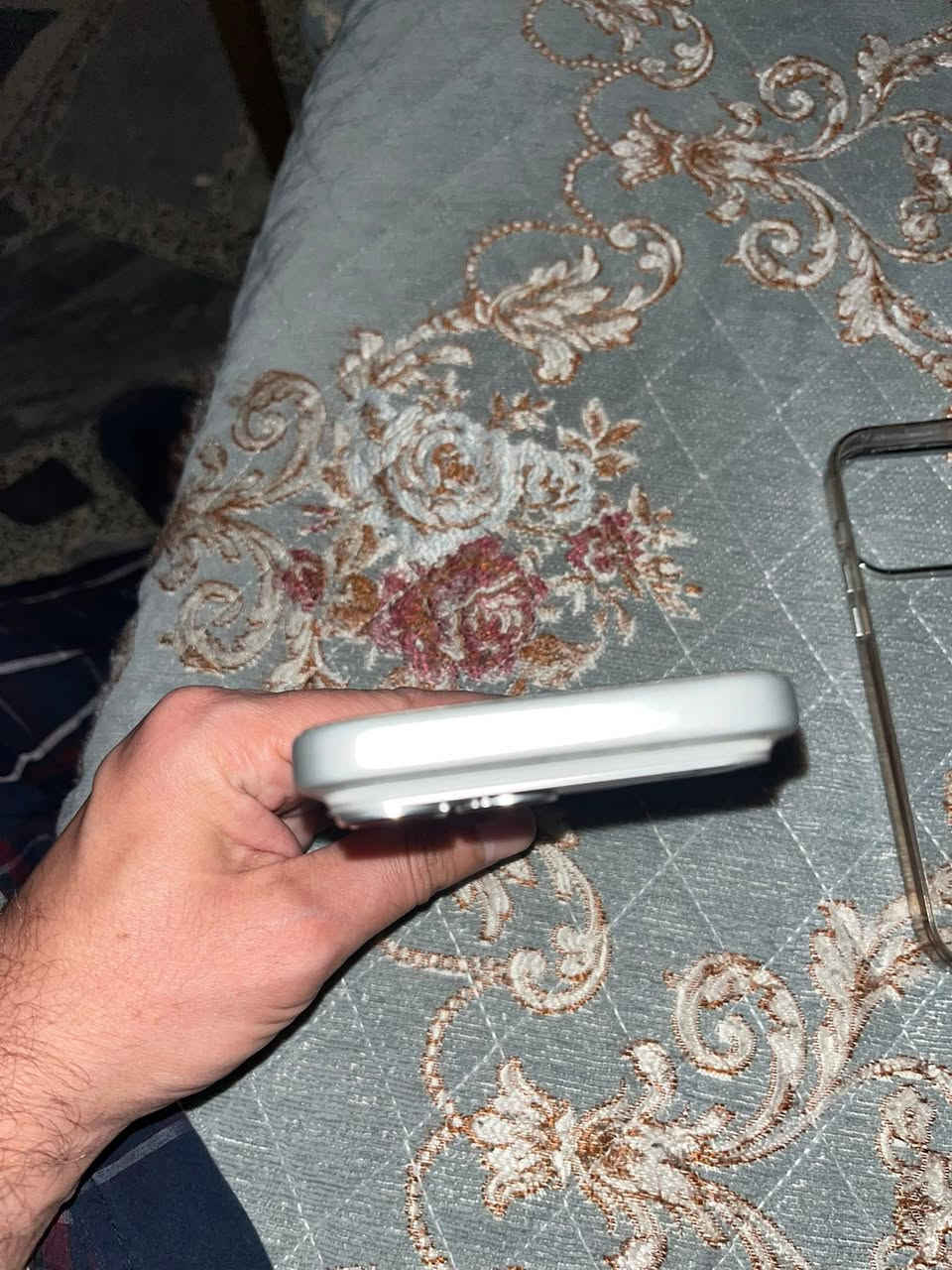 "}
للبيع آيفون سيلفر 256GB، نظافة 97% والبطارية 95%، الجهاز بحالة ممتازة جداً وخالٍ من الكسور أو الخدوش القوية، جميع القطع أصلية ولم يتم فتحه أو تصليحه سابقاً.

الجهاز مقفول بحساب iCloud وتم نسيان بيانات الحساب ورقم الهاتف المرتبط به، لذلك يباع بحالته الحالية. مناسب للاستفادة من القطع الأصلية أو لمن لديه إمكانية استعادة الحساب.

مواصفات الجهاز:
- لون سيلفر.
- ذاكرة 256GB.
- بطارية 95%.
- كابل الشحن موجود.
- لا توجد أعطال فنية أو مشاكل بالشاشة أو الهيكل.

المعاينة والاستلام في بغداد – حي البنوك.

السعر المطلوب: 750 دولار قابل للتفاوض بالمعقول للجادين
***********
