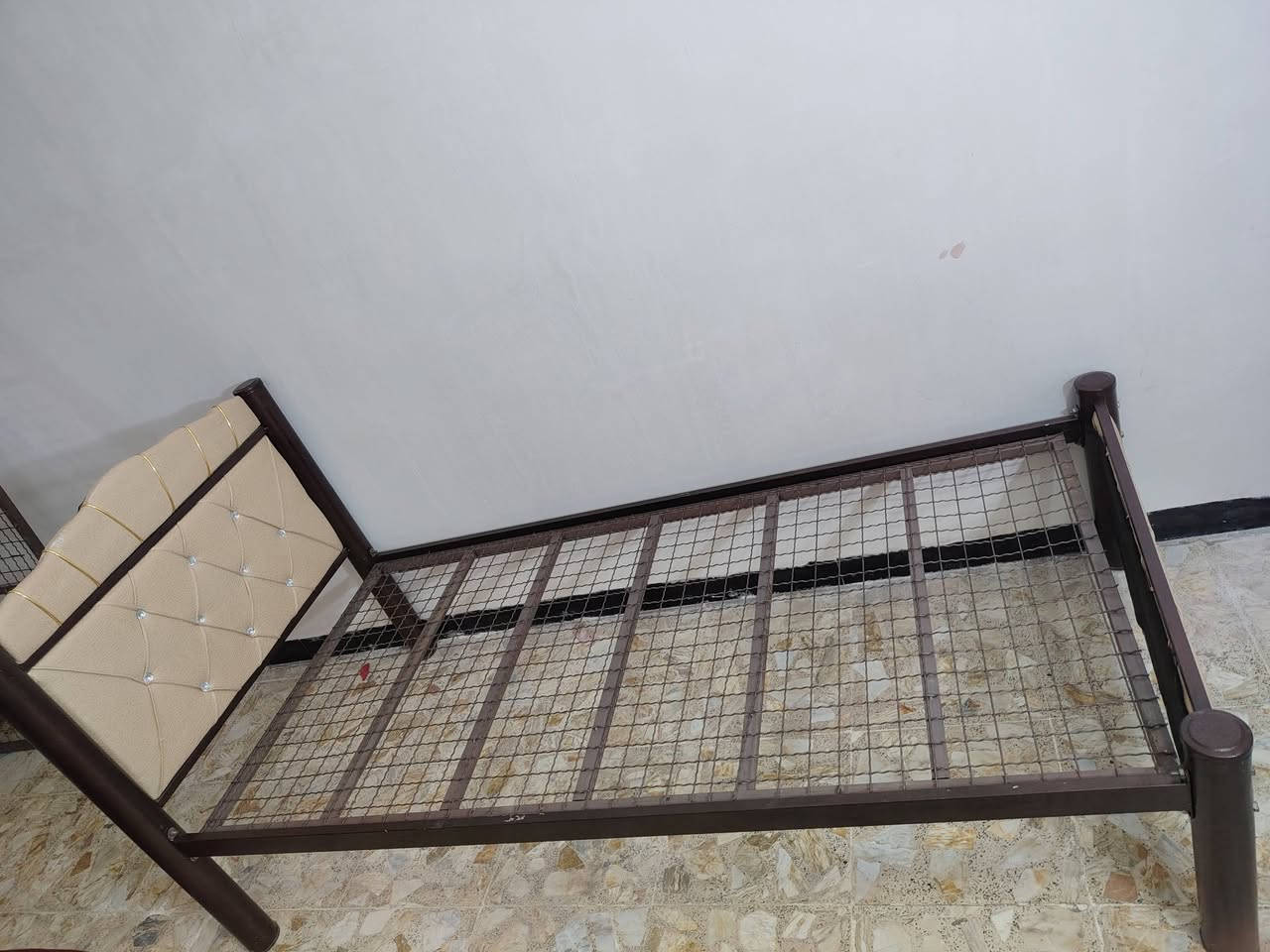 سرير عدد اثنين مثل ما موضح للبيع بسعر جداً مناسب 
مكاني محاويل


**إذا كنت صاحب هذا الإعلان وتريد حذفه لأي سبب، رجاءا أرسل رسالة إلى الدعم الفني**