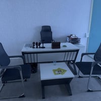 ميز مكتبي و ميز اجتماعات جديد للبيع مع كراسي ميز مكتبي عدد 2 مودرن مع ...