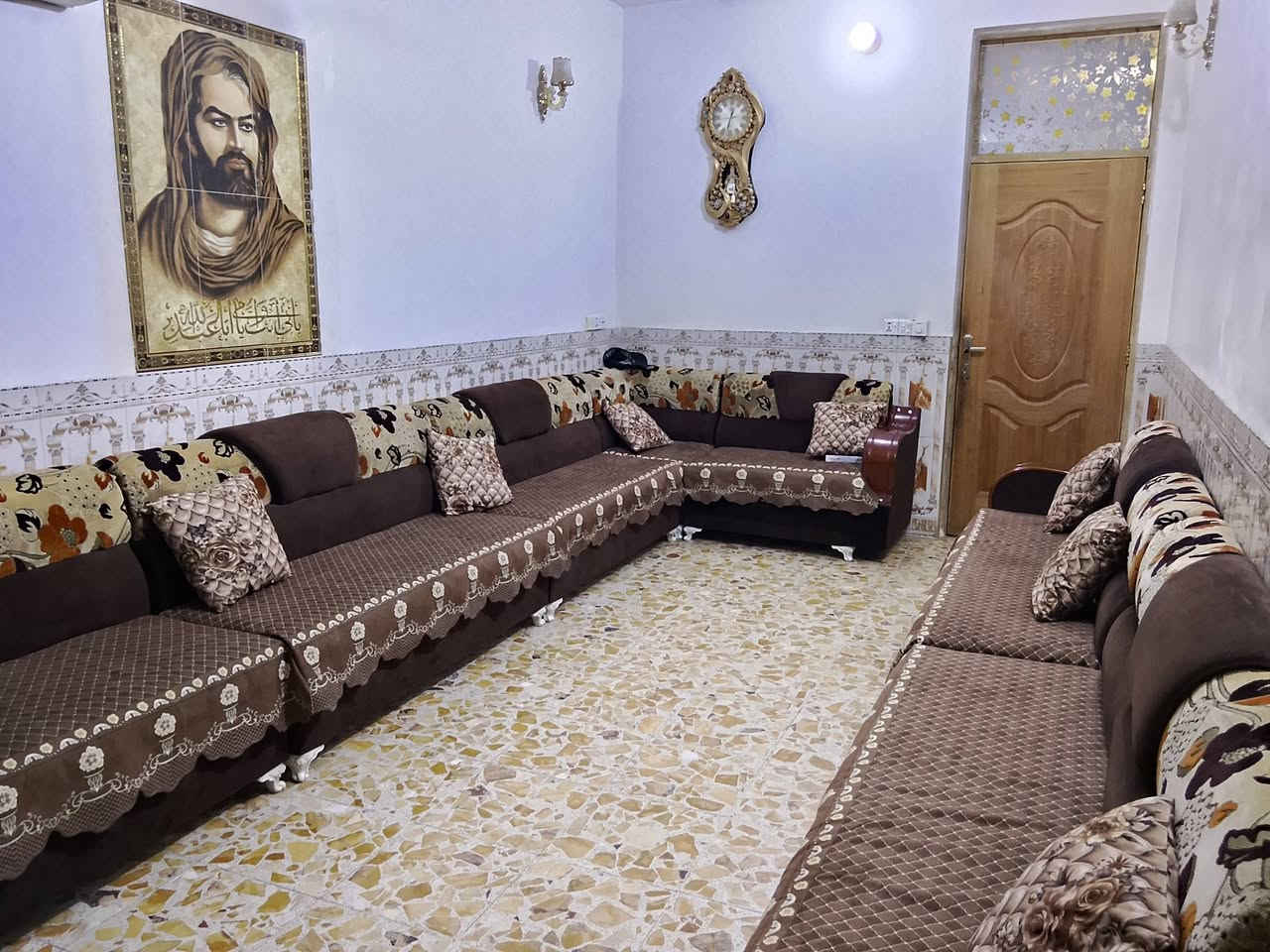 السلام عليكم..دار للبيع ..حي الزهراء جهه الزراعي..اله مدخلين من شارع غسل بغداد..او شارع عبدالله الرضيع.. مساحة الدار 175 ..واجهه 7..نزال 25..يتكون من طابقين .. الأول... غرفه.صاله.مطبخ.كلدور..مجمع صحيات..مناور2..طارمه جبيره..صحيات خارجيه+ مطبخ خارجي.
..الثاني

3غرف نوم..كلدور..مجمع صحيات.. وأخيرا السطح.. الخاص مفتوح..

للاتصال ***********..بناء جيد جداً سنه2019

السلام عليكم..دار للبيع ..حي الزهراء جهه الزراعي..اله مدخلين من شارع غسل بغداد..او شارع عبدالله الرضيع.. مساحة الدار 175 ..واجهه 7..نزال 25..يتكون من طابقين .. الأول... غرفه.صاله.مطبخ.كلدور..مجمع صحيات..مناور2..طارمه جبيره..صحيات خارجيه+ مطبخ خارجي.
