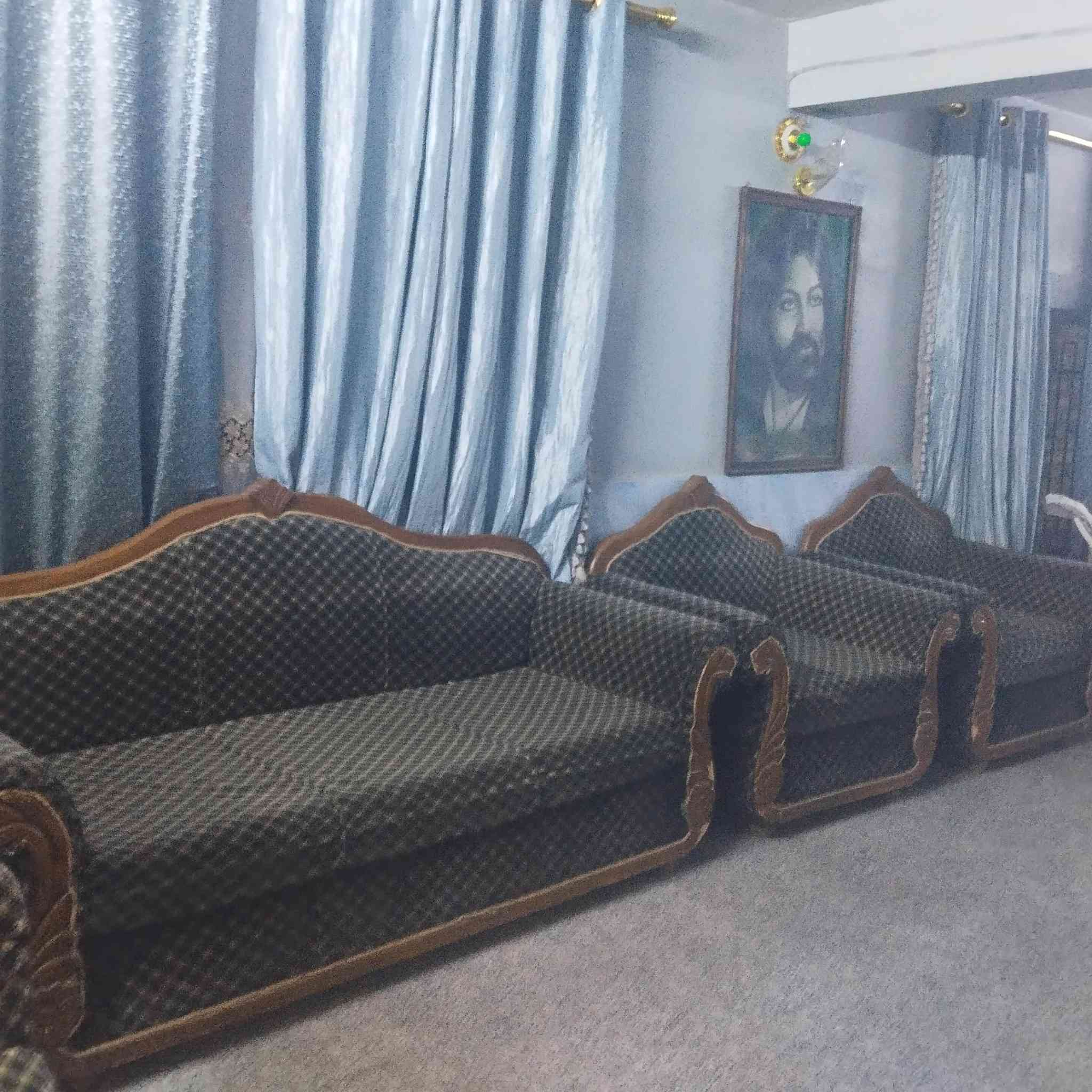 السلام عليكم 
بيع تخم قنفات اثنين كبار و اربع اصغار
السعر: 150 الف
وبيه مجال
الاتصال على الرقم: ***********

