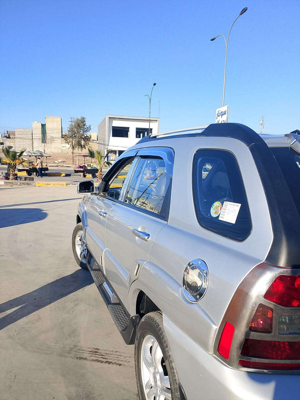 كيا سبورتج 2009 
ماشيا 106000km
سياره بوضع الشركه 
   كير+ محرك شرط.
محرك 20
بيها قطعتين صبغ 
موصفات:
تدفه +تبريد ثلج
كشنات تدفه.
طخم تايرات جديد.
رقم موصل اجنبي. (بسمي)
الغرمات: مصفره 
سياره مال جناي.
الرقم: ***********
السعر 118$
