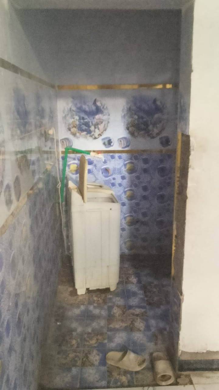 بسم الله الرحمن الرحيم دارللبيع مساحه ميتين زراعي قرفتين وصاله وحمامات عدد2 واستقبال ومطبخ ومناور وطرمه وحديقه العنوان ابي الخصيب حي العسكري***********
