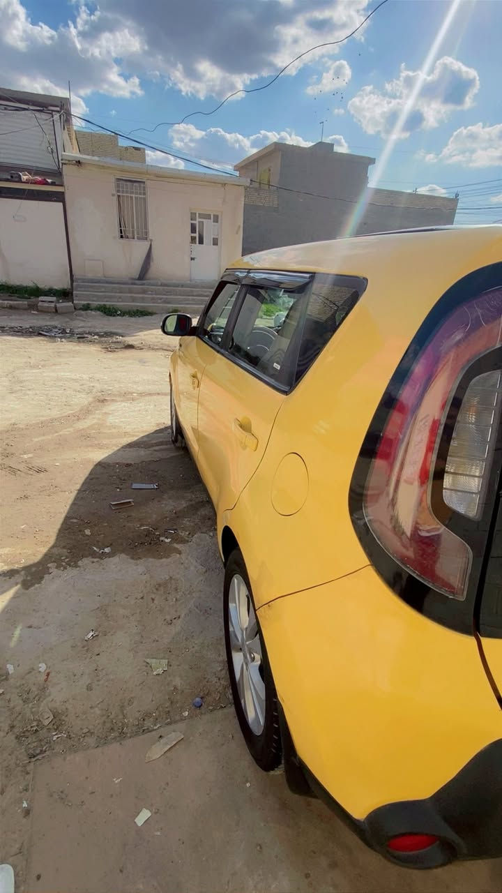 السلام عليكم
للبيع كيا سول موديل 2014 
تكسي رقم جديد 
مصفر هيئة والغرامات 

المواصفات معروفة 

وارد امريكي حادث جاملغ خلفي 
فقط لا شواصي  ولا لغود 
مكفولات 
السيارة خير من الله 
صدر جديد تخم تاير جديد 
غرفته كلش حلوة 
السيارة جاهز من كل النواحي 

مكينة 2000 GDi 
كير اوتو 
العنوان بغداد 
***********
