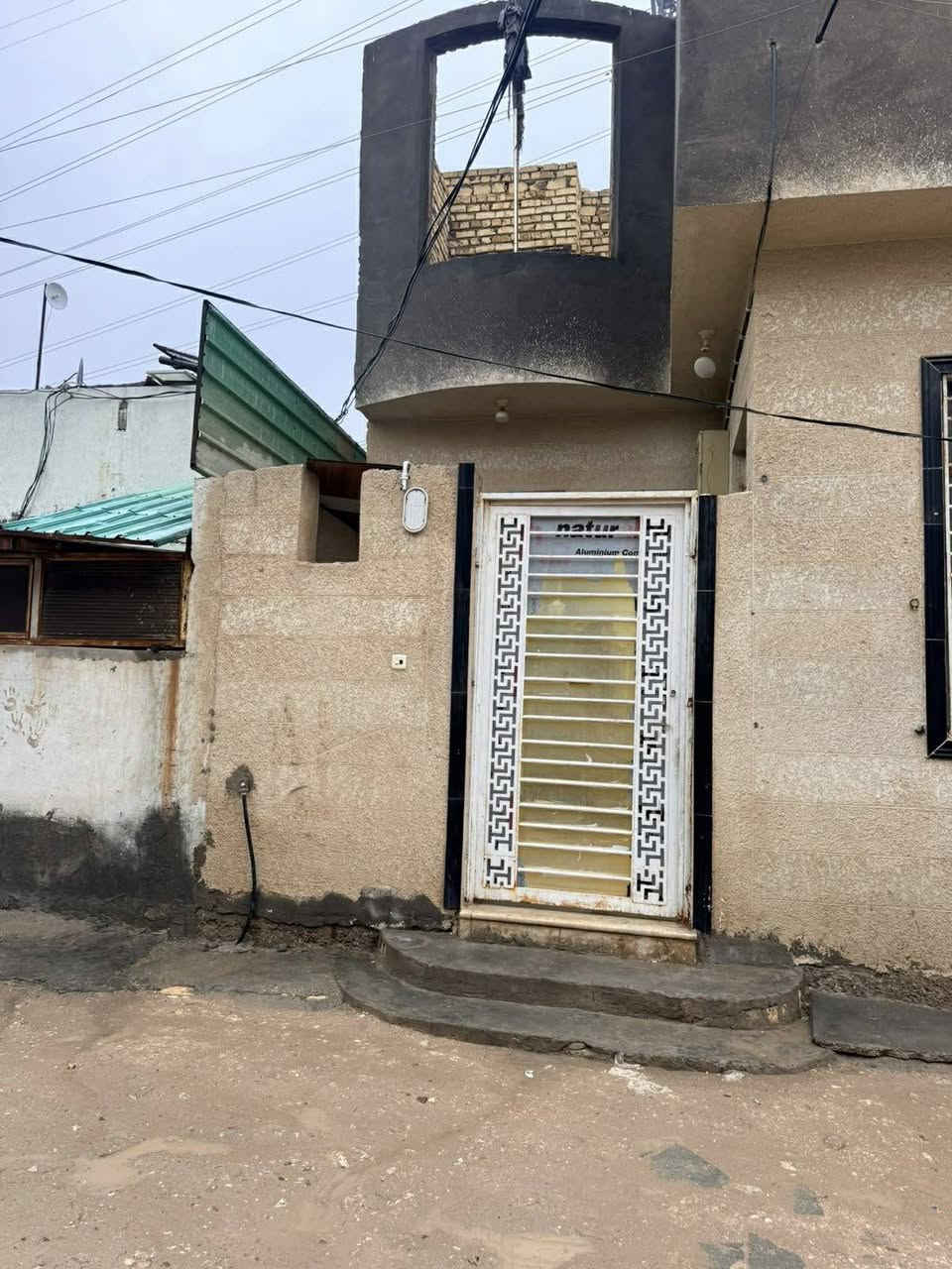 السلام عليكم بيت للبيع المساحه 100 متر 
سنة البناء 2021
البيت طابق ونص يتكون  الطابق الأول من غرفه وصاله واستقبال ومطبخ  وصحيات  ومنور داخلي  
العنوان حي النفط (أم الذهب) شارع الطاقة أو المشتل 
السعر 57 وبي مجال بسيط
رقم الهاتف ***********
