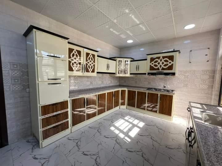 🍴✨ مطبخ ألمنيوم من أعمالنا ✨🍴
إن شاء الله ينال إعجابكم 🤍

🔹 مواصفات:
🇹🇷 خامات تركية عالية الجودة
🪵 محشّى بالخشب لثبات ومتانة أكثر
💧 دواخل فوم ضد الماء
🎯 التصميم والتنفيذ حسب طلب الزبون
سعر المتر الارضي ١٤٠
سعر المتر معلق ١٤٠ 
سعر المتر المرمر ٩٠ الف
سعر المتر الكوارتز١٢٥الف 
📞 للاستفسار والتواصل:
عبر الصفحة 📩 أو الاتصال على الرقم:
*********** 📱العنوان كوت دور العمال
