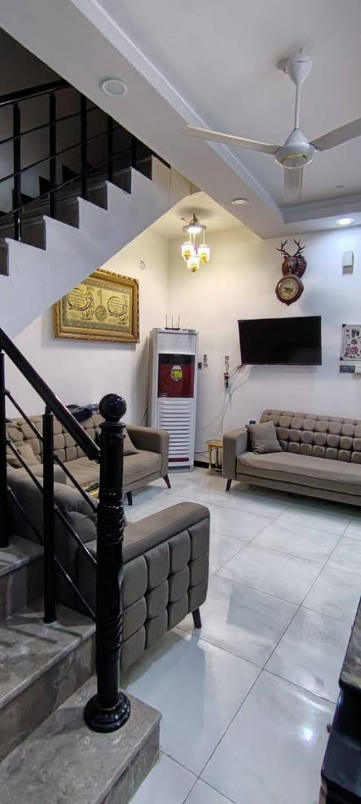 اعلان 
 بيت بالعصافير  مساحه 150م 
طابقين 
ط 1 يتكون من غرفتين وصاله ومطبخ واستقبال 

وصحيات داخليه وخارجيه 
ط 2 يتكون من غرفتين وصاله وصحيات 

بسعر 155 مع المجال 
  تفاصيل اكثر الاتصال مراجعه مكتب الساعي للعقار 
او الاتصال بالارقام التاليه 
***********
***********
***********
عنوان المكتب سايدين حي الشرطه مقابيل اسواق ريتاج 🧿
