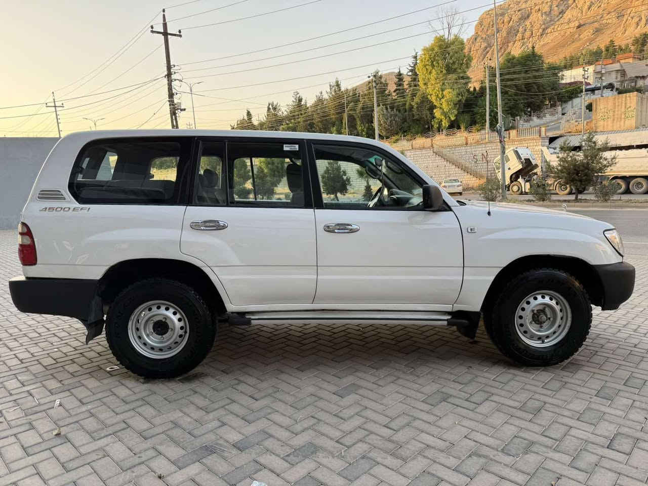 سه ره تا به ناوي خواي گه وره 
تؤيؤتا لاند كرؤزه ر مؤنيكا بؤفرؤشتن 
موديل 2001 پيش ته به له فول عادي ئارم پلاستيك هه ولير سه نه وي عه سلي له گه له واته ته حويلي عه سل  بوياخ دوو پارجه و نيوي دوو په له بوياخه گيرو مه كينه ئه كسلو ده بل به شه رت 10فيته ر  ته بريد ساردو🥶گه رم🥵به شه رت تا بلي پا كه مالي دؤسته سعري 125 گه لا و ماعه له 
شوين سه يسادق  ژم *********** السليمانية, العراق
