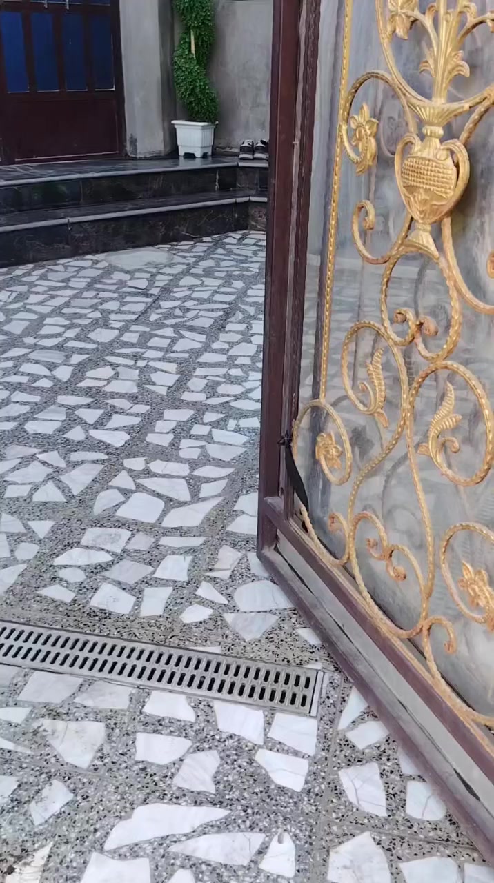 سلام عليكم  لبيت لبيع مساحه 
125 م  مطبخ وهول وصالحه ومنور ٢ وحمام  وغرفه نوم طبع اول طابق ثاني ٣ غرف نوم وحمام طابق ثالث غرفه وبيتونه بيت كامل كلشي نقص مابي ويحتوي عل تشجير امام لبيت رقم ***********
