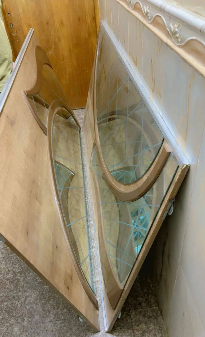 بيع غرفة تركية مستعمل 8 قطع وفيها غراض للصيانة
السعر:- 500 ألف وفيه مجال 
الموقع:- البلديات 
رقم الهاتف ***********
